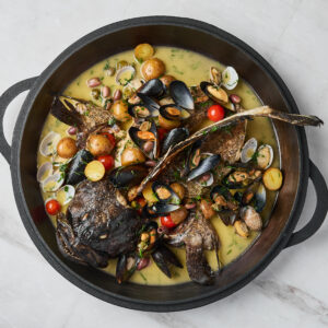Запеченный групер с моллюсками на компанию