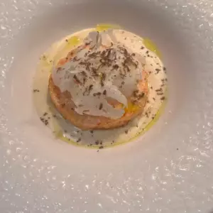 Краб-кейк на пюре из цветной капусты