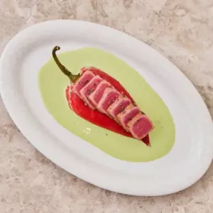 Тунец с перцем рамиро и муссом из брынзы