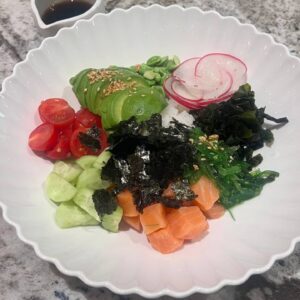 Поке с лососем, рисом и вакаме