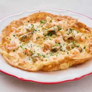 Запеченный омлет с мидиями, креветками и голландским соусом