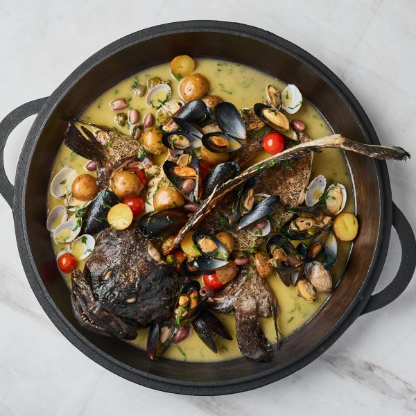 Запечный групер с моллюсками на компанию